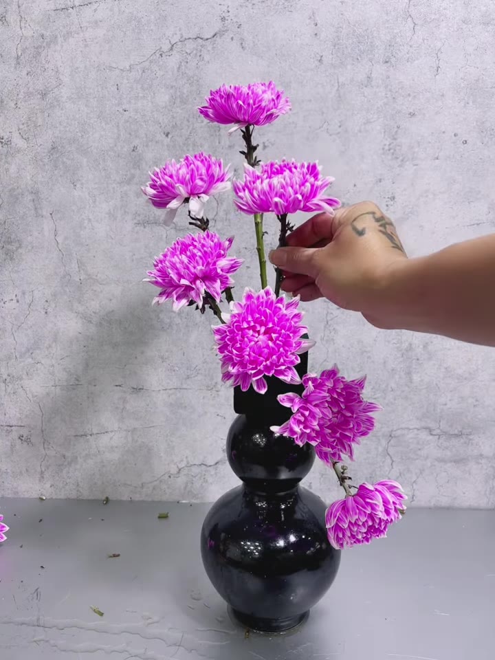 Bước 6: Cắm thêm hoa