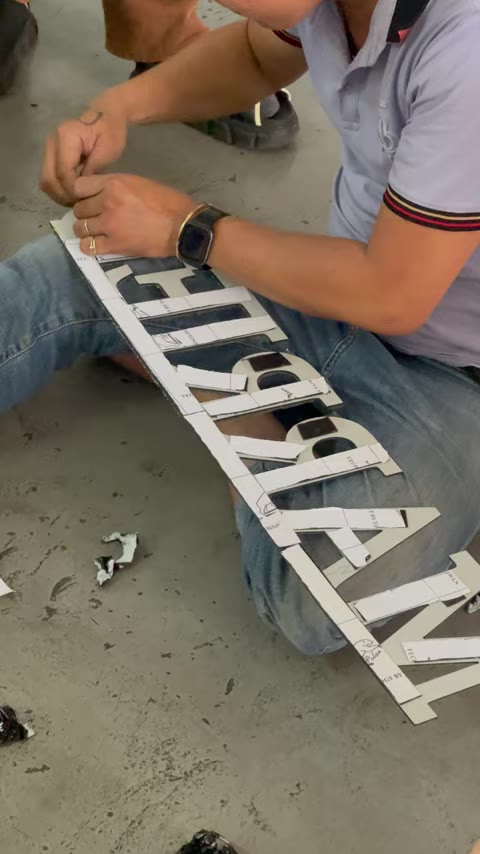 Bước 4: Cắm hoa vào xốp