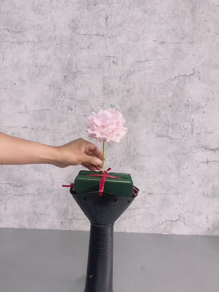 Bước 2: Cắm Hoa Đầu Tiên