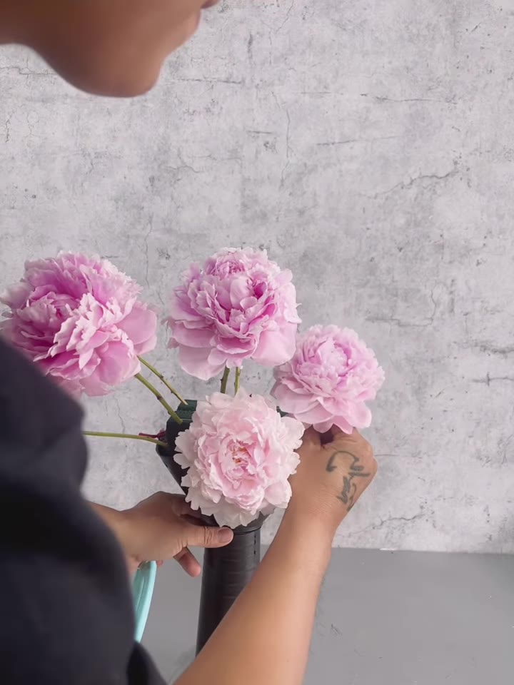 Bước 4: Cắm Hoa Phía Bên Phải
