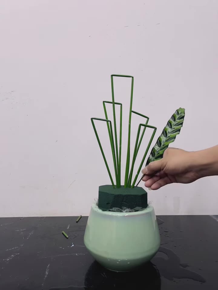 Bước 3: Cắm lá đuôi phụng