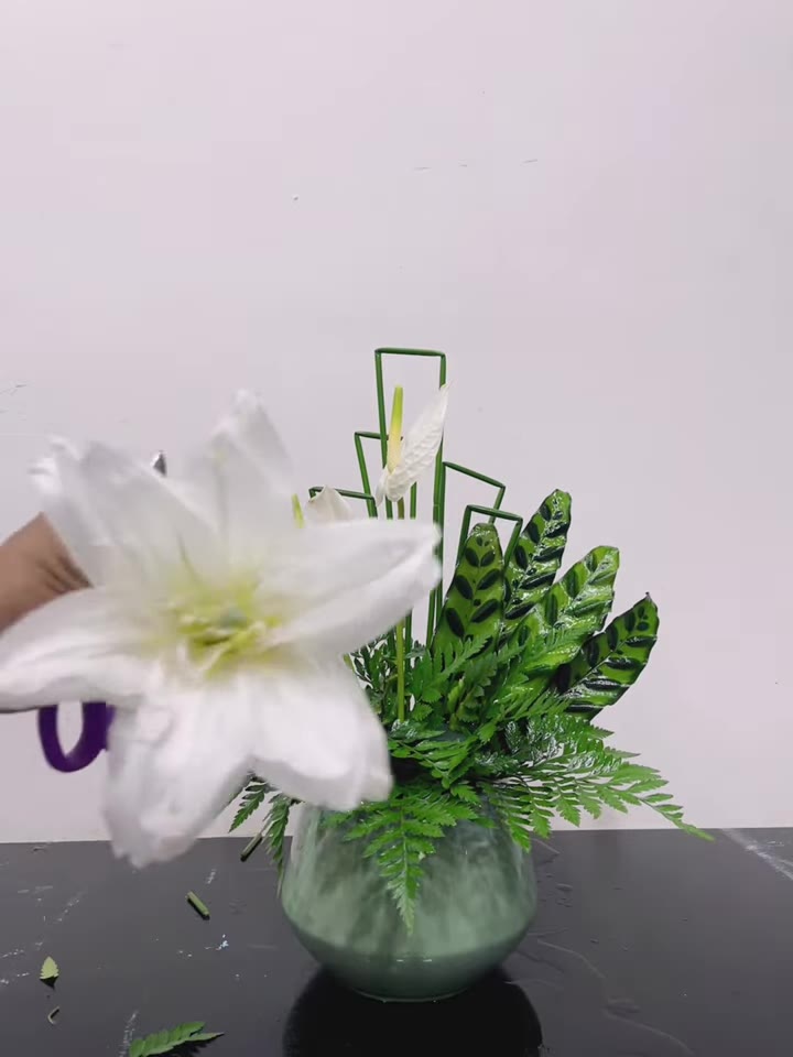 Bước 6: Thêm hoa ly