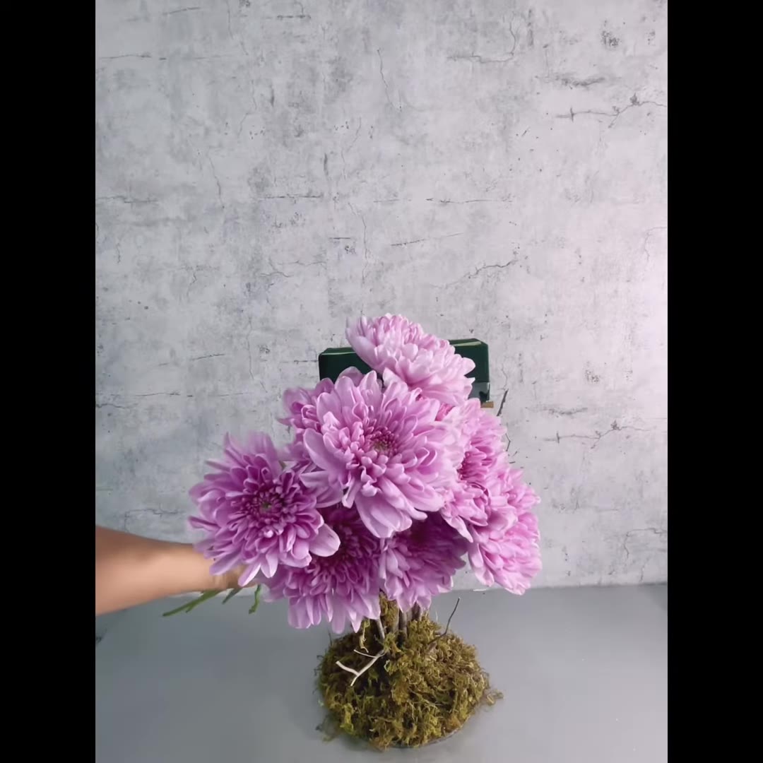 Bước 3: Thêm hoa cúc và thược dược