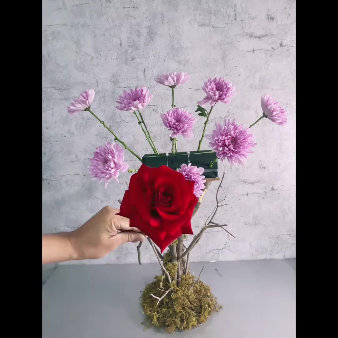 Bước 4: Cắm hoa hồng đỏ