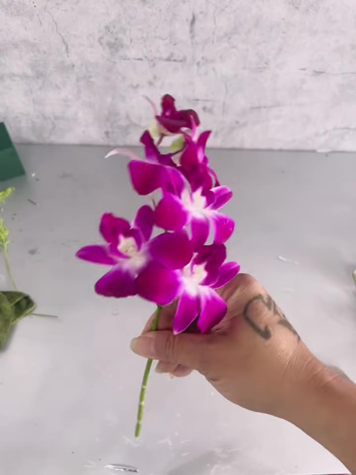 Bước 5: Cắm lá vào bình