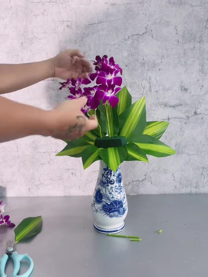Bước 6: Thêm hoa vào bình