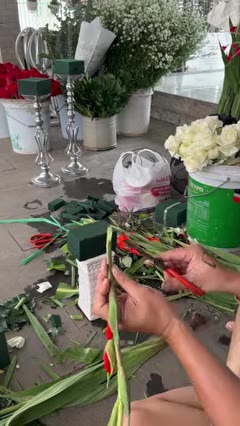 Bước 2: Cắm cành hoa chính
