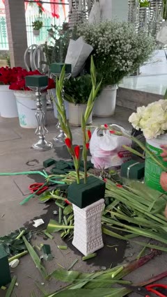 Bước 3: Cắm cành búp phía sau