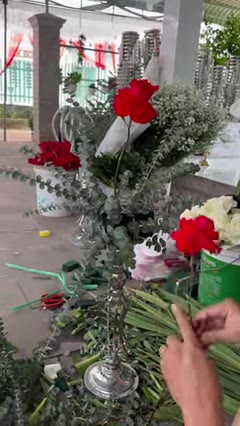 Bước 2: Đặt cành hoa đầu tiên