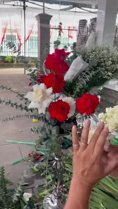 Bước 6: Cắm cành hoa phụ