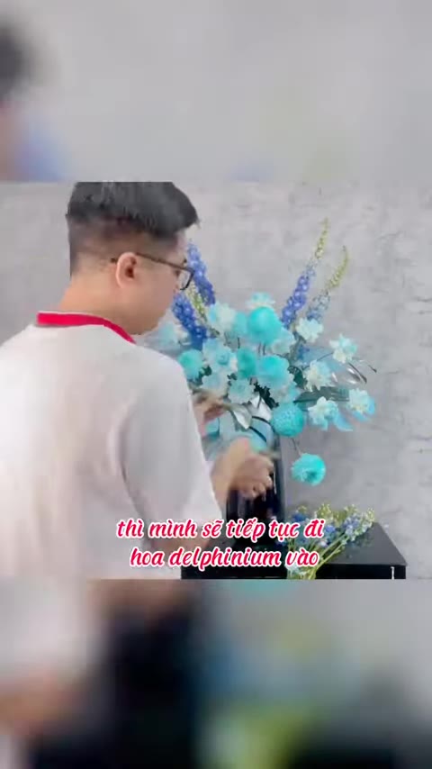 Bước 7: Thêm hoa đeo phi nhung