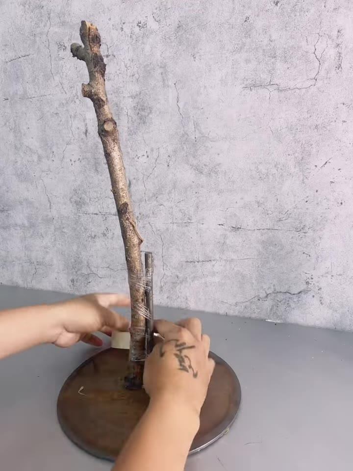 Bước 2: Quấn Băng Keo