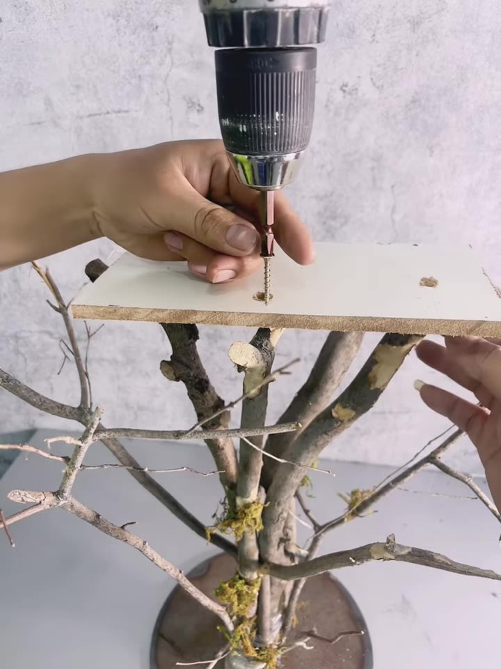 Bước 6: Khoan và Cố Định